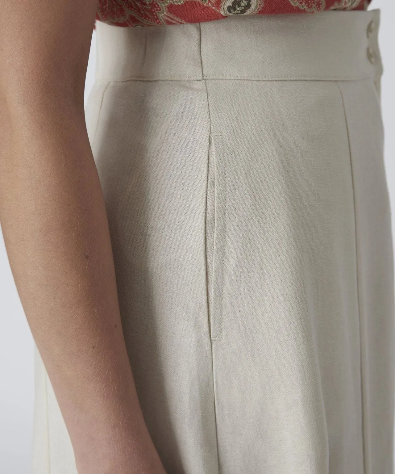 Button-fastening Skirt