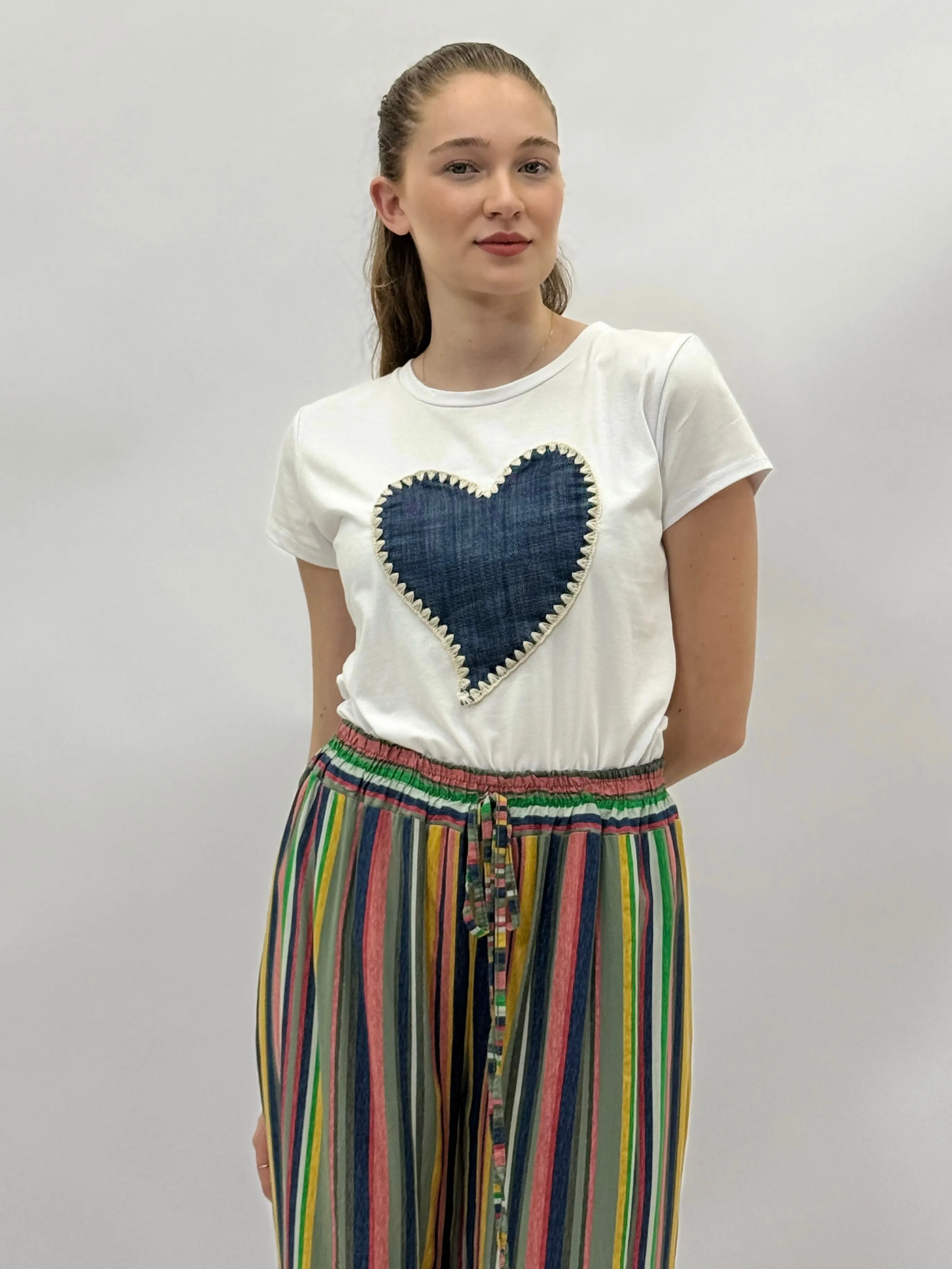 T-shirt in cotone con cuore in denim