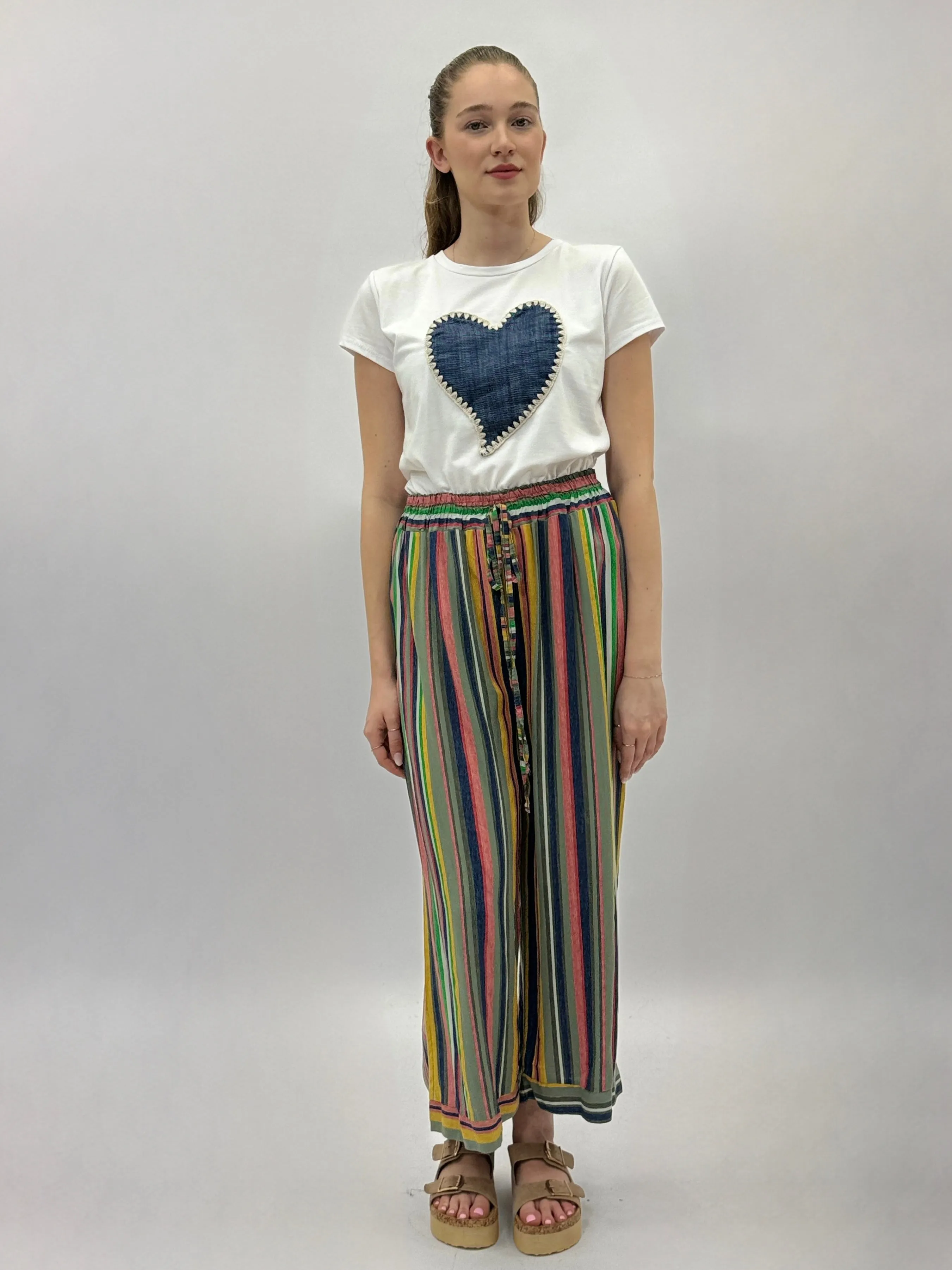 T-shirt in cotone con cuore in denim